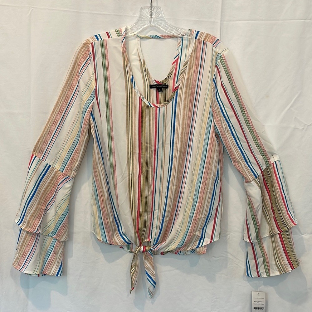 New women’s size small top, flowy sleeves